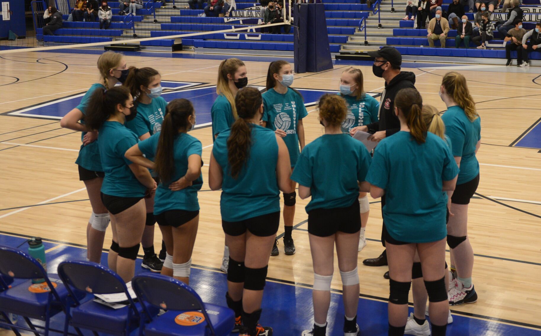 Greg Geyer and the Teal team during a timeout.
